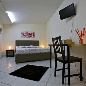 A Casa Di Claudio , Aeroporto di Catania Fontana Rossa Italia